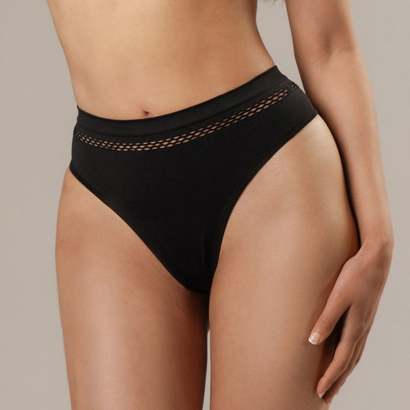 Mujer en tanga negra hotsell